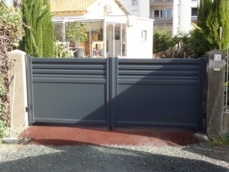 Portail aluminium 2 vantaux modèle Zinnia avec un moteur BFT